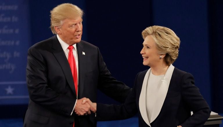 Los candidatos se saludan durante un debate