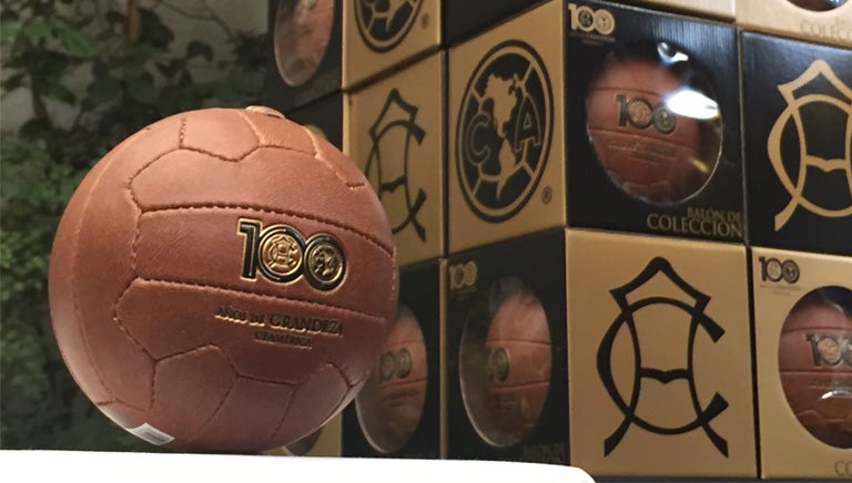 Uno de los balones conmemorativos del América