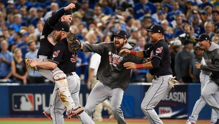 Jugadores de Cleveland festejan el triunfo