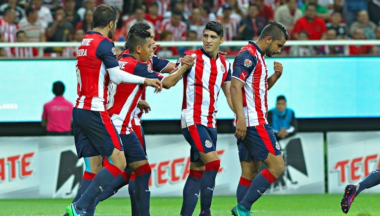 Jugadores de Chivas felicitan a Carlos Peña tras gol