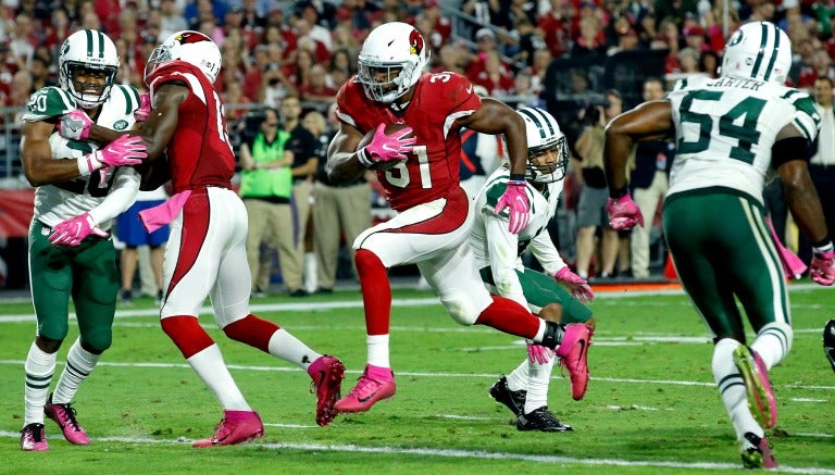 David Johnson usó guantes rosas