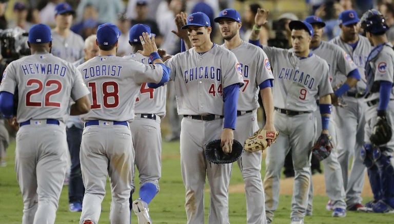 Jugadores de los Cachorros festejan el trunfo