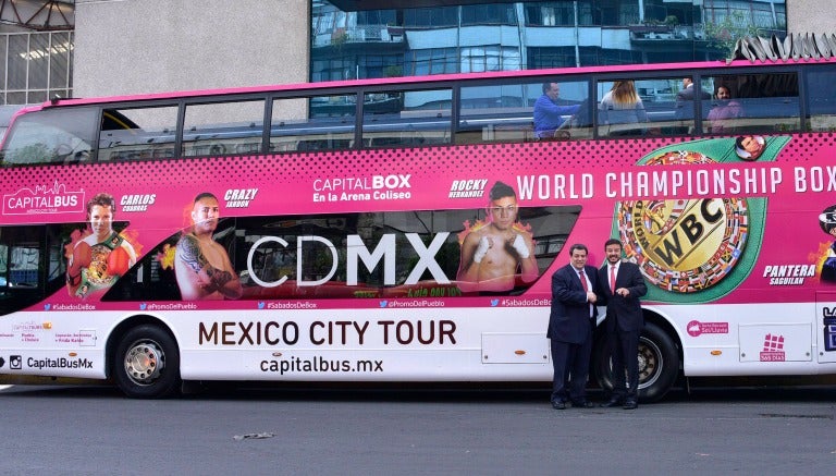 Mauricio Sulaimán y José Manuel de Alba junto al touribus del Tour Capital Box