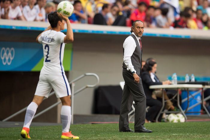 Raúl Gutiérrez dirige un juego del Tri en Río 2016