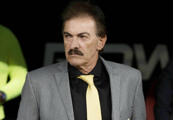 Ricardo La Volpe antes de comenzar un partido