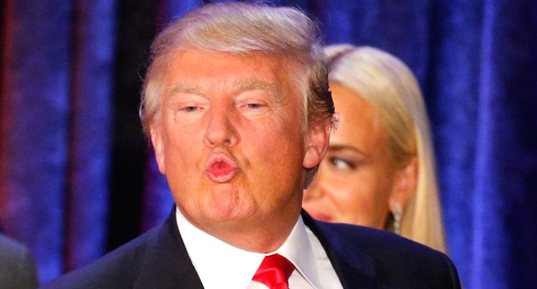 Donald Tump lanza un beso a la gente