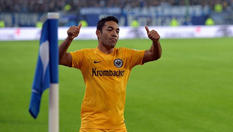 Marco Fabián levanta los pulgares después de una jugada con el Eintracht