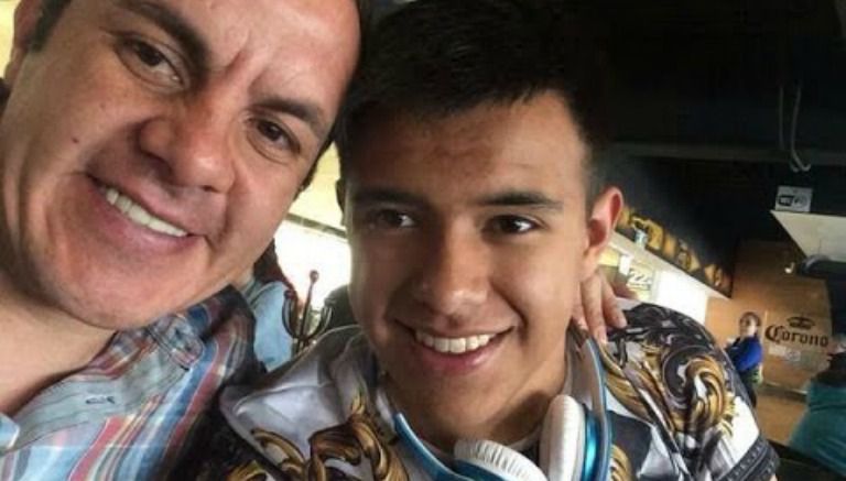 Cuauhtémoc Blanco y su hijo posan en una foto