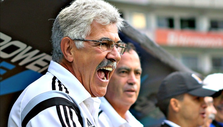 Ricardo Ferretti da indicaciones en un partido de Tigres