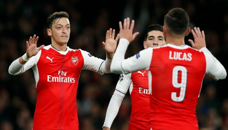 Özil celebra con sus compañeros un gol del Arsenal