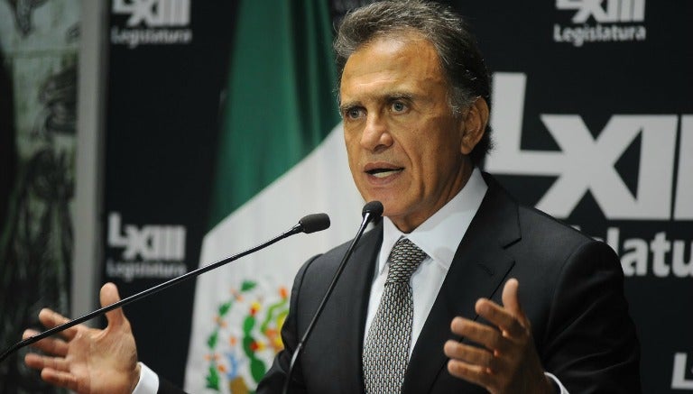 Yunes ofrece un discurso