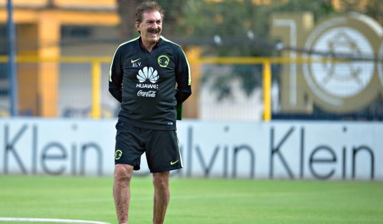 Ricardo La Volpe en el entrenamiento del América