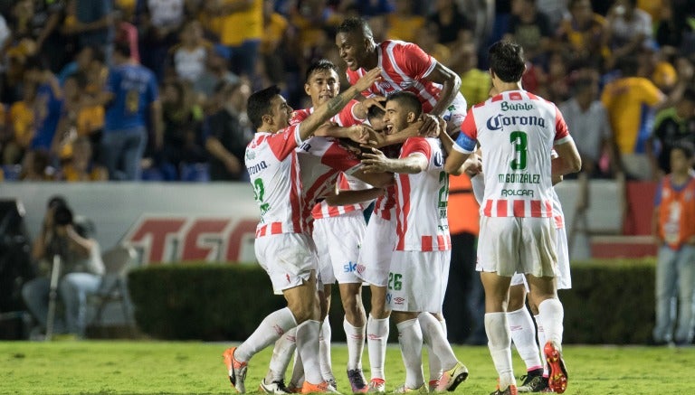 El equipo de Necaxa se reúne para celebrar la anotación