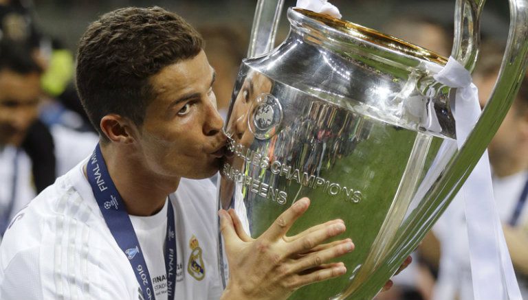 Cristiano Ronaldo besa el trofeo de la Champions League