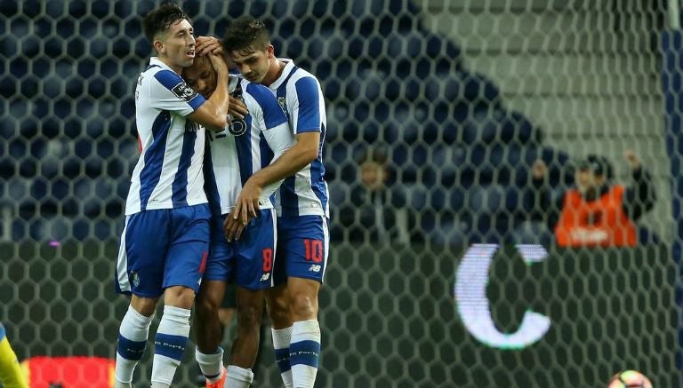 Herrera abraza a Brahimi tras el último gol del Porto