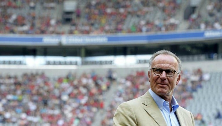 Karl-Heinz Rummenigge posa para foto