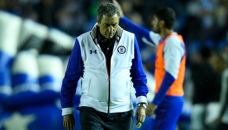 Boy se lamenta durante un partido de Cruz Azul