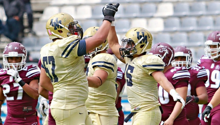 Los jugadores de Pumas CU celebran un TD