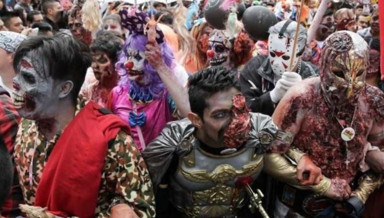 Jóvenes disfrazados en la Marcha Zombie