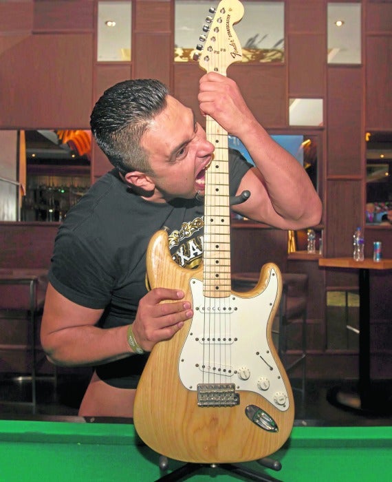 Texano Jr tocando la guitarra eléctrica con la lengua 