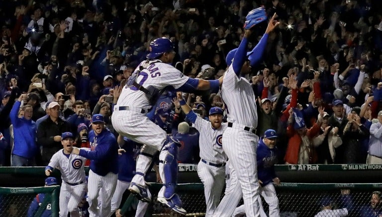 Jugadores de Cachorros festejan el triunfo