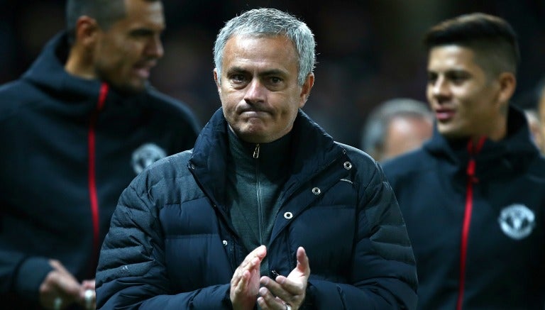 Mourinho aplaude una acción de su equipo