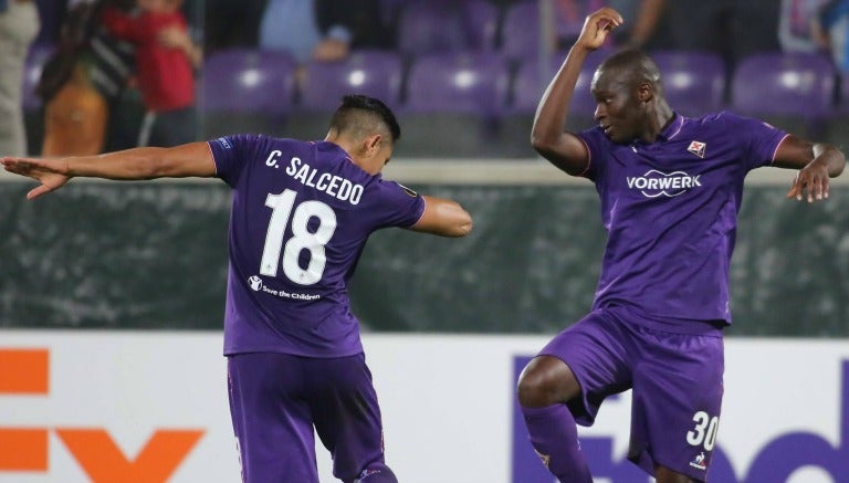 Salcedo festeja un tanto de la Fiorentina en Serie A