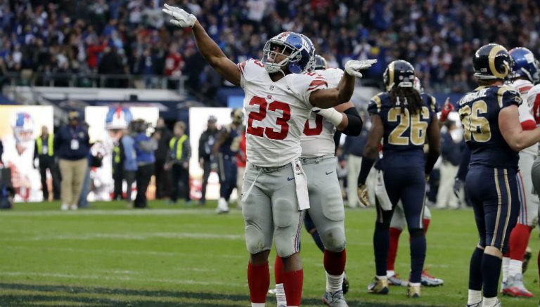 Rashad Jennings festeja una anotación con los Gigantes