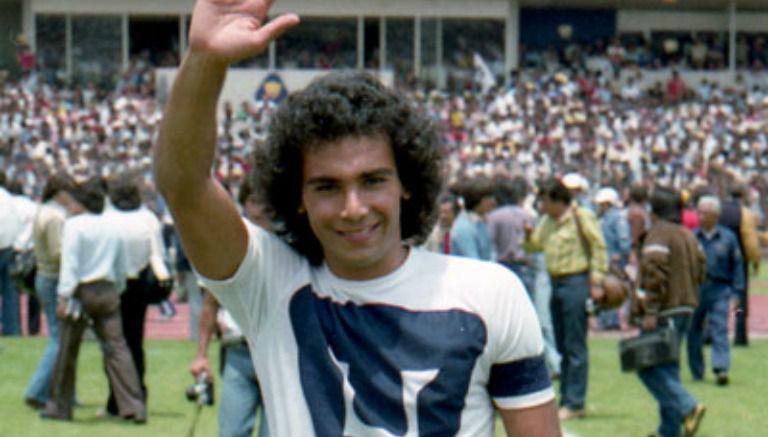 Hugo saluda con la playera de Pumas