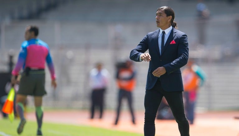 Francisco Palencia dando indicaciones durante el juego Pumas vs Tigres