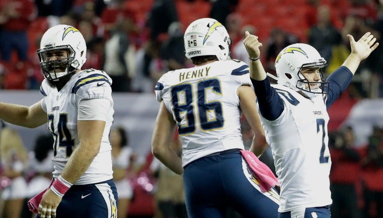 Josh Lambo celebrea tras anotar el gol de campo para el triunfo de San Diego