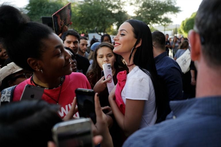 La cantante conviviendo con estudiantes