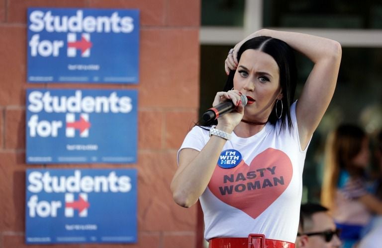 Katy dando un discurso en la Universidad de Nevada