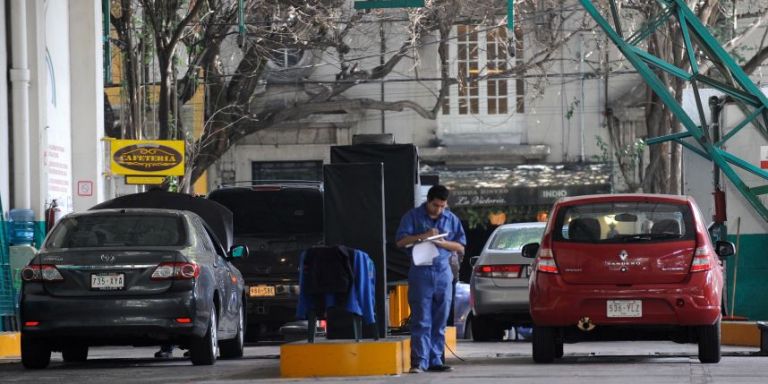 Algunos carros en un verificentro de la CDMX