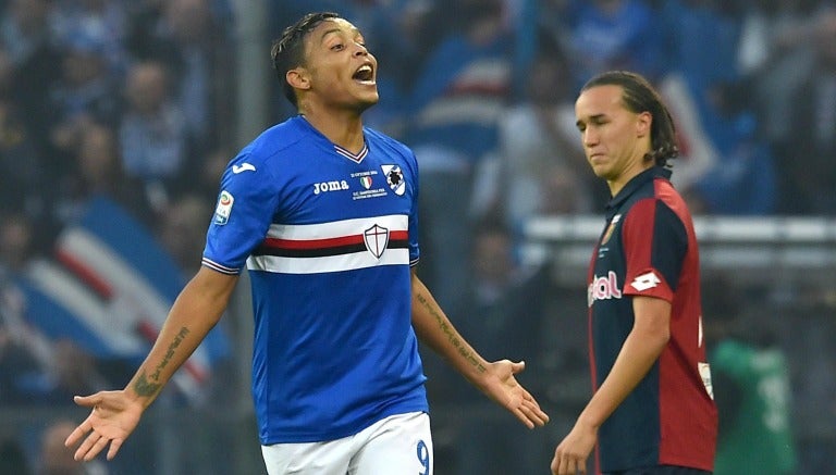 Jugador del Sampdoria celebra gol en el partido contra el Genoa