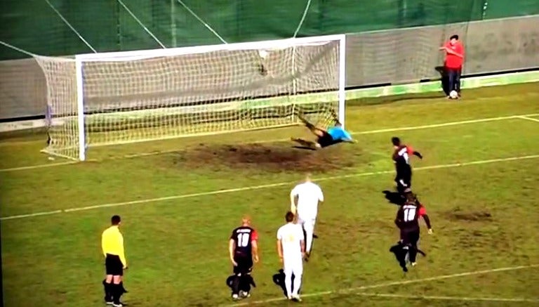 El árbitro no marca el gol a pesar de que el balón entró al arco