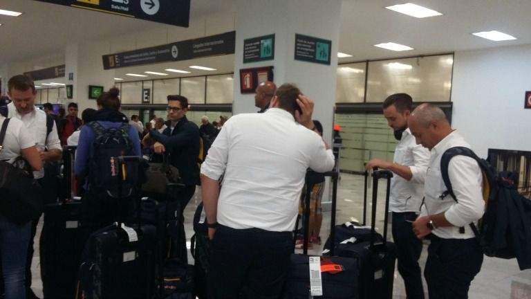 Elementos de Red Bull en las instalaciones del aeropuerto 