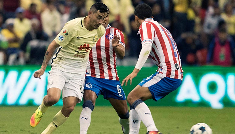 Sambueza conduce el balón en el Clásico Nacional