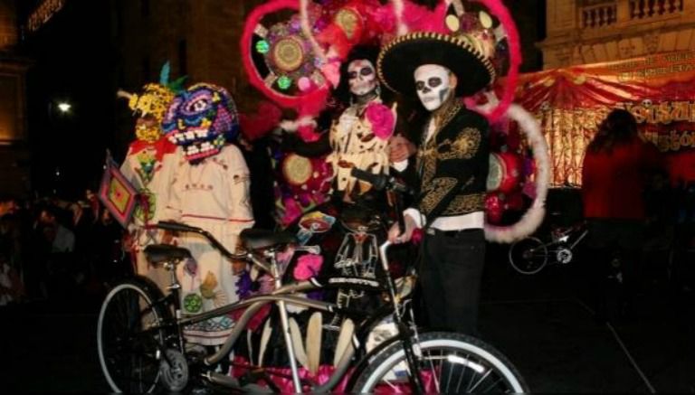 Personas disfrazadas en una rodada del Día de Muertos