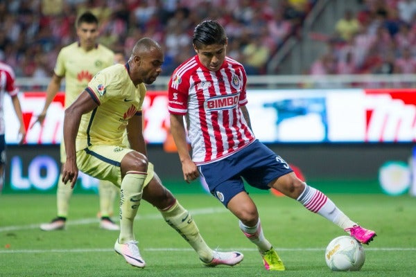 Javier López protege un balón durante un Chivas vs América