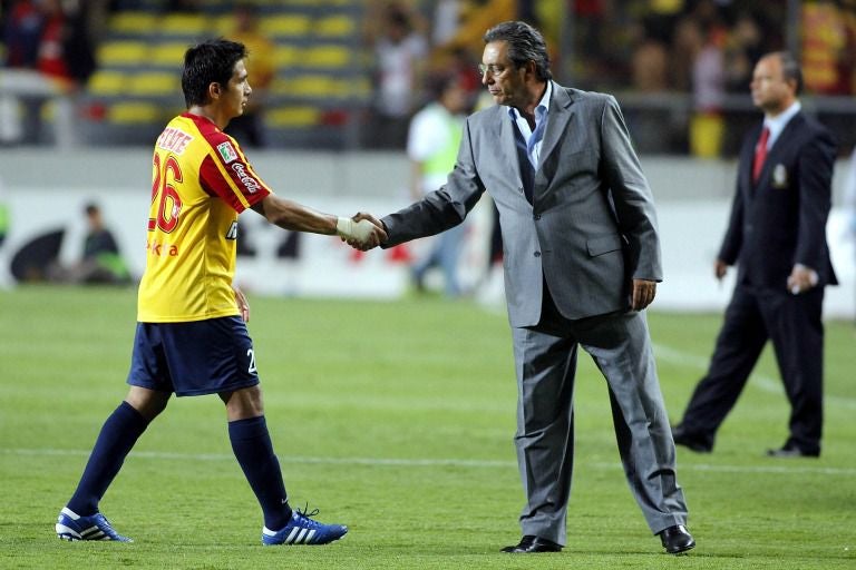 Boy da la mano a Christian Valdez cuando era DT de Monarcas en 2012