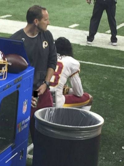 Kotwica durante su momento incómodo en el partido de la NFL