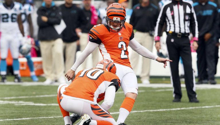 Mike Nugent patea un intento de gol de campo