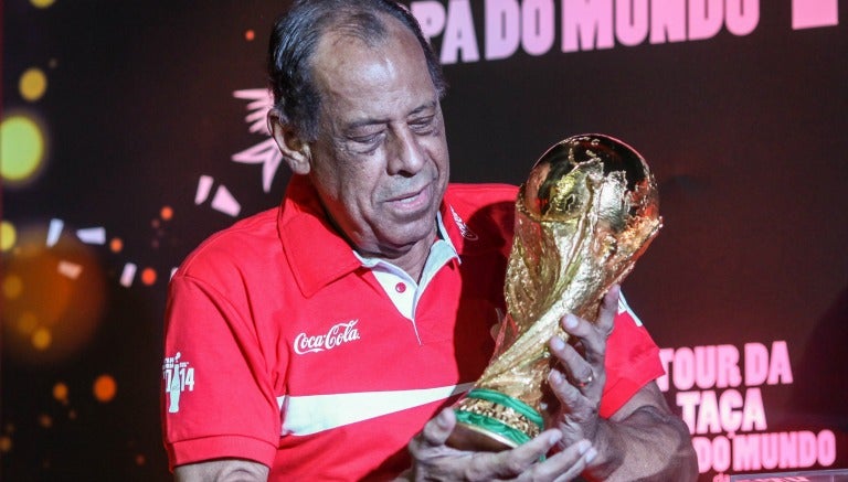 Carlos Alberto levanta la Copa del Mundial de Brasil 2014