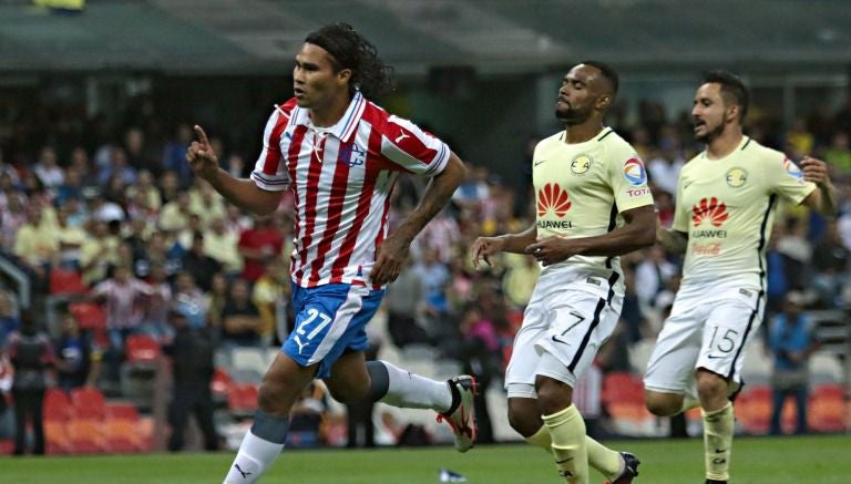 Carlos Peña en festejo de gol en el Clásico