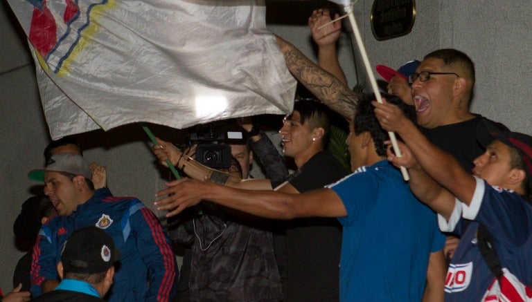 Pulido agita una bandera del Rebaño junto a los aficionados