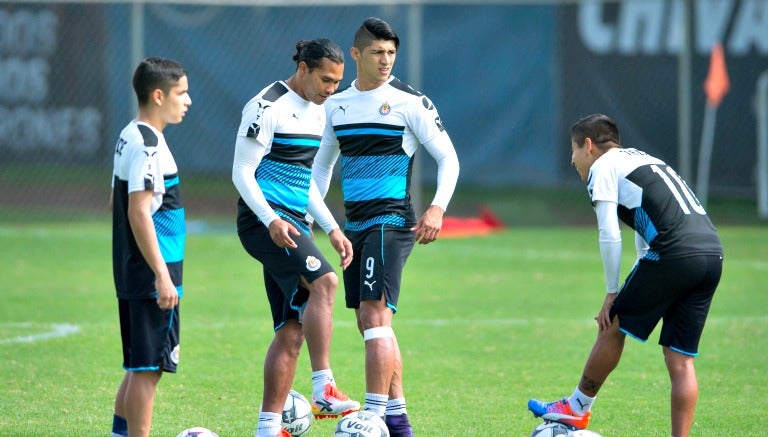 Jugadores de Chivas entrenan previo al Clásico Nacional 