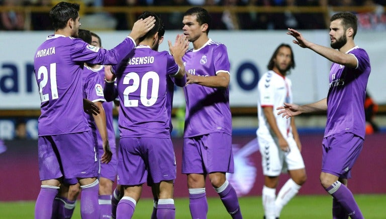 Jugadores merengues felicitan a Morata tras una anotación 