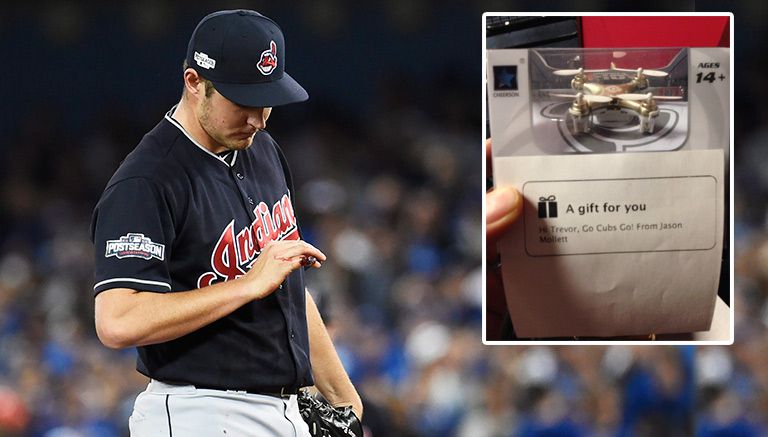 Trevor Bauer se cortó el dedo con un dron