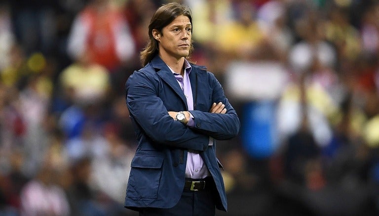 Almeyda observa el Clásico Nacional desde el banquillo